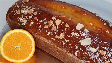 Glasierter Orangenkuchen auf einer Kuchenplatte