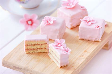 Glasierter Petit Four mit flüssigem Fondant