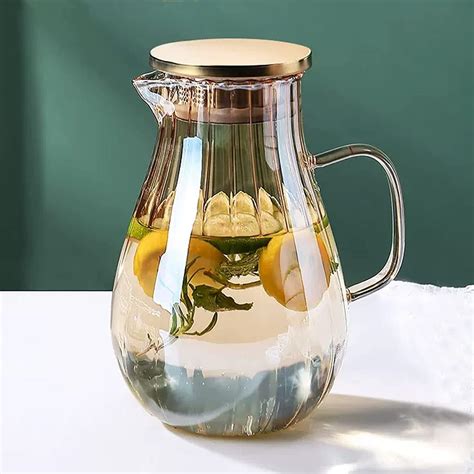 Glaskaraffe mit Himbeer-Eistee und Minze