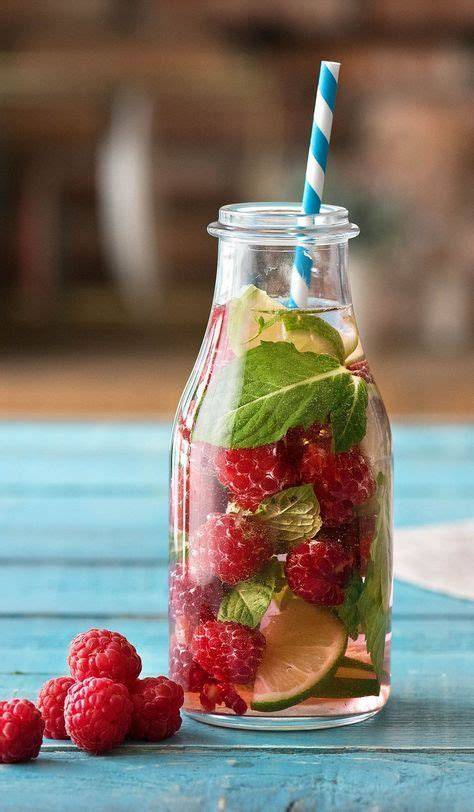 Glaskaraffe mit Infused Water und frischen Kräutern
