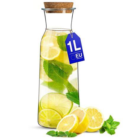 Glaskaraffe mit zuckerfreier Limonade und Minze