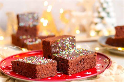Glassierter Schoko-Gewürzkuchen mit buntem Weihnachtsdekor