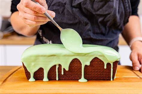 Glasur über warmen Kuchen gießen