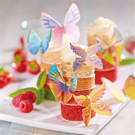Glasur anrühren, Mini-Muffins glasieren, Deko-Schmetterlinge aus Esspapier