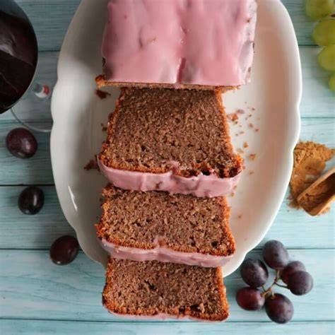 Glasur aus Puderzucker und Rotwein wird auf Rotweinkuchen aufgetragen