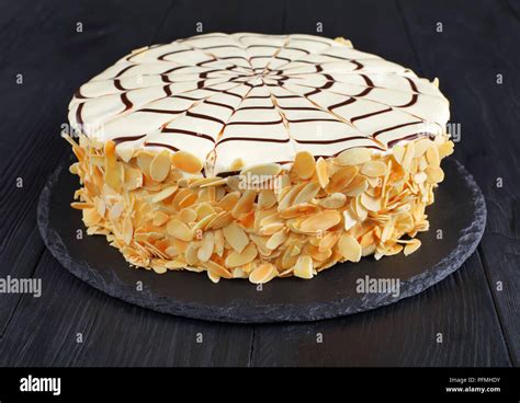 Glasur aus dunkler und weißer Schokolade auf dem Kuchen