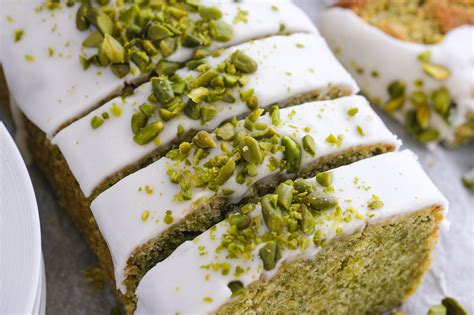 Glasur und Aprikotur: Zitronenguss, Aprikosenkonfitüre und Toppings wie Mandeln und Pistazien