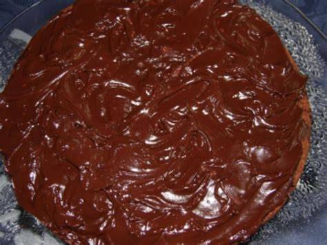 Glasur und Sahne-Topping für saftigen Kuchen