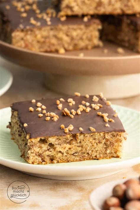 Glasur und schokoladiger Nusskuchen auf Blech