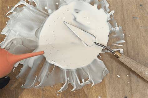 Glasur wird gleichmäßig auf der Cheesecaketorte verteilt