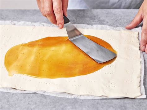 Glasurschritt: Aprikosenmarmelade erwärmen und auf dem heißen Kuchen verstreichen