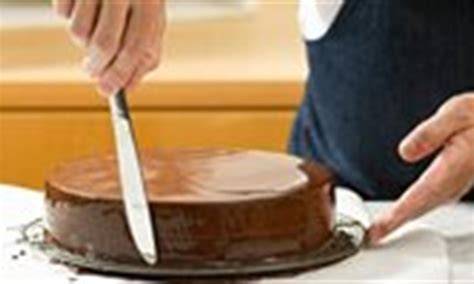 Glattes Überziehen von Torten mit Rollfondant