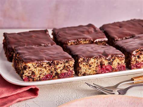 Gleichmäßig geschnittener Blechkuchen auf eleganter Kuchenplatte