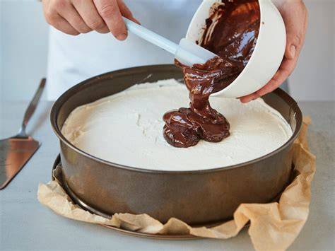 Gleichmäßiger Schokoladenguss auf Torte