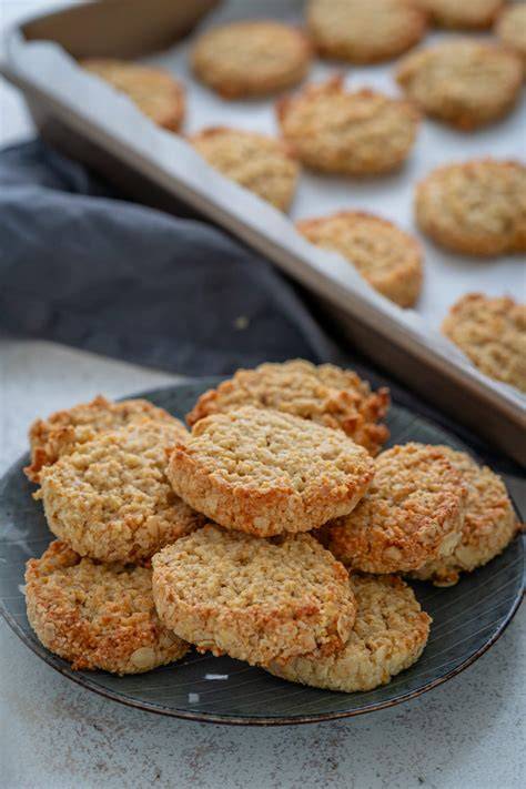 Glutenfreie Kürbis-Kekse mit Haferflocken auf einem Teller