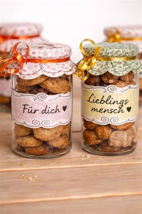 Glutenfreie Kekse neben einem Glas Himbeerdessert