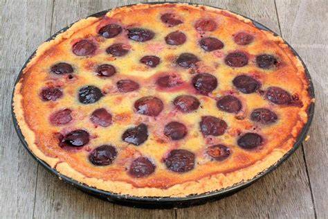 Glutenfreie Kirschtarte auf einem Holztisch