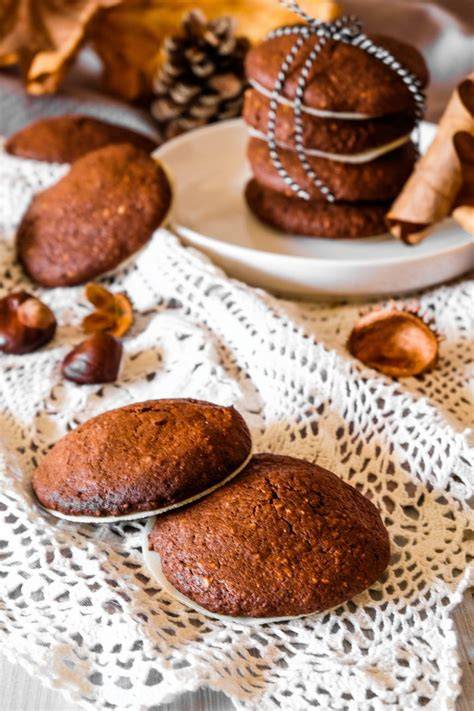 Glutenfreie Lebkuchen auf glutenfreien Oblaten, verschiedene Nuss-Varianten