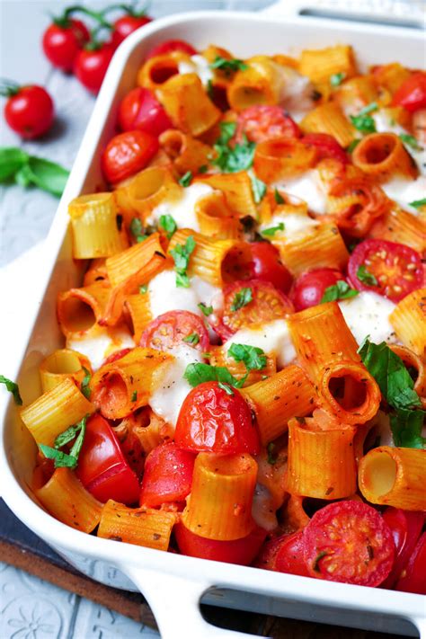 Glutenfreie Ofenpasta mit Tomate und Mozzarella, frisch gebacken