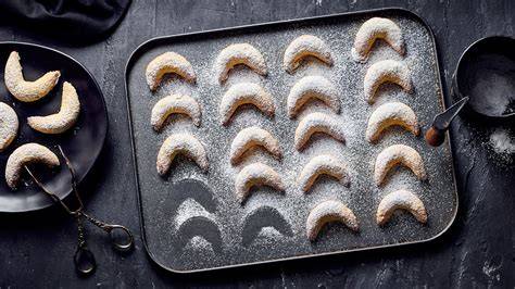 Glutenfreie Vanillekipferl auf Gitter