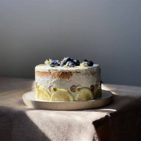 Glutenfreie Zitronentorte: Mandelböden, Zitronen-Buttercreme, rustikaler Look