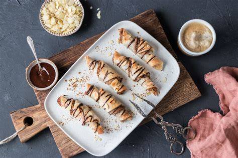 Glutenfreie und vegane Lebkuchen-Croissants auf rustikalem Holzbrett