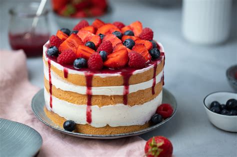 Glutenfreier Biskuit mit Beeren