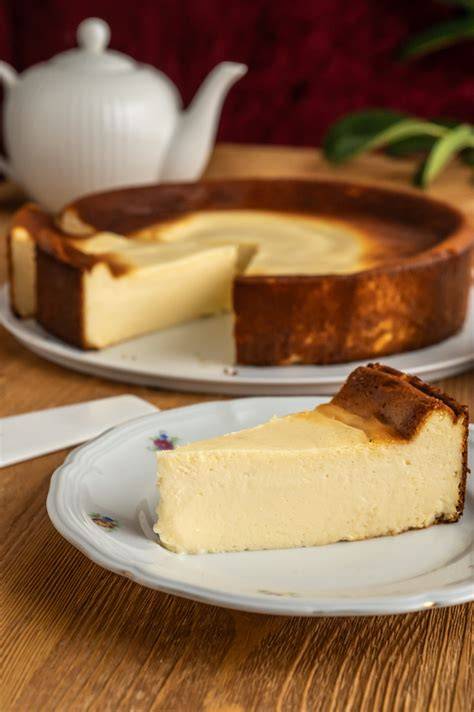 Glutenfreier Käsekuchen, einzelne Stücke auf Kuchenteller angerichtet, Dekoration