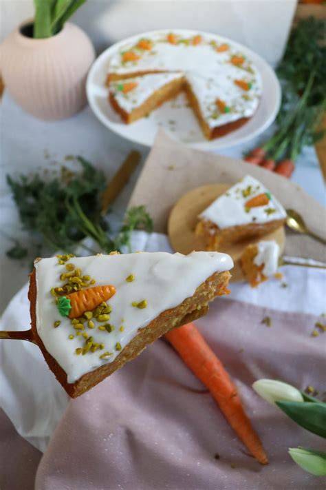 Glutenfreier Karottenkuchen angeschnitten mit Kokosglasur und Walnüssen
