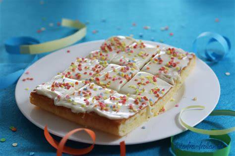 Glutenfreier Konfetti Kuchen mit Frischkäse-Frosting und bunten Streuseln