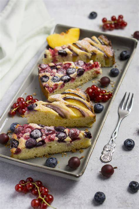 Glutenfreier Kuchen mit Sommerobst und laktosefreier Butter