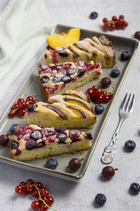 Glutenfreier Kuchen mit sommerlichem Obst