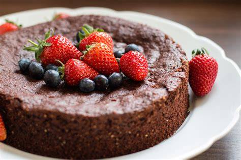 Glutenfreier Schokoladenkuchen in Stücke geschnitten