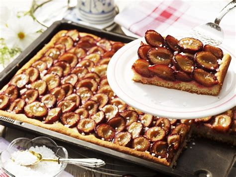 Glutenfreier Zwetschgenkuchen auf dem Blech, Detailansicht