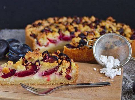 Glutenfreier Zwetschgenkuchen mit Pudding und Streuseln auf einem Kuchenteller