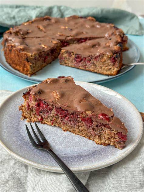 Glutenfreier und zuckerfreier Nusskuchen mit Schokoladenglasur und gerösteten Nüssen