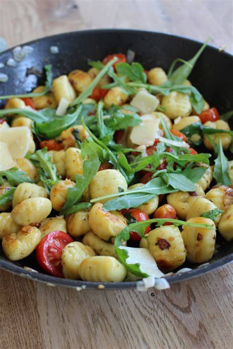 Gnocchi mit Trüffelpesto, Walnüssen und frischem Rucola