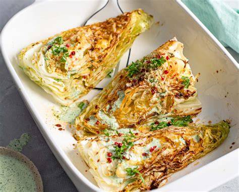 Gochujang-Hähnchen mit Spitzkohl und Reisnudeln im Ofen