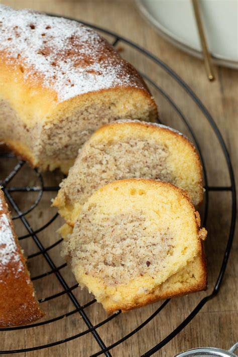 Gold- und Silberkuchen mit Puderzucker bestäubt
