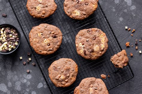Goldbraun gebackene Cookies auf Kuchengitter