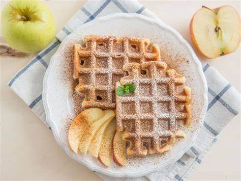 Goldbraune Apfelmus-Waffeln auf Teller