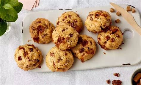 Goldbraune Butter Pekannuss Cookies auf Gitter