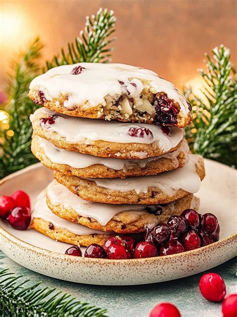 Goldbraune Cranberry Cookies mit weißer Schokolade frisch aus dem Ofen