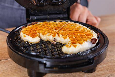 Goldbraune Croffles frisch aus dem Waffeleisen