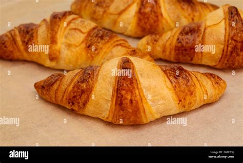 Goldbraune Croissants frisch aus dem Ofen