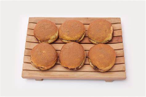 Goldbraune Dorayaki auf Holztablett
