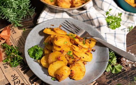 Goldbraune Honig-Senf-Kartoffeln im Backofen