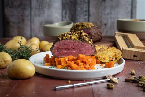 Goldbraune Kruste: Nahaufnahme eines Krustenbratens mit Honig-Thymian-Glasur