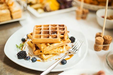 Goldbraune Lupinenwaffeln mit Beeren