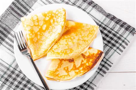 Goldbraune Pfannkuchen auf Teller